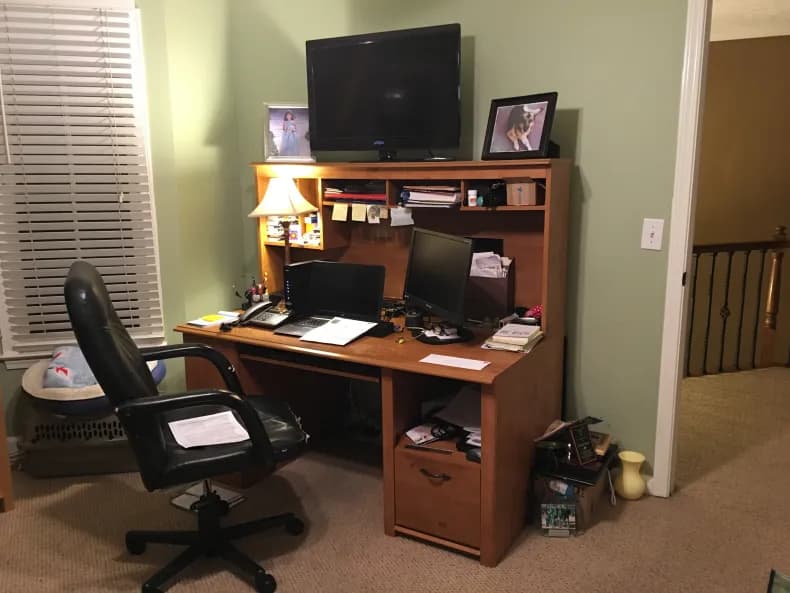 Original photo of a home office with aihomeoffices.com